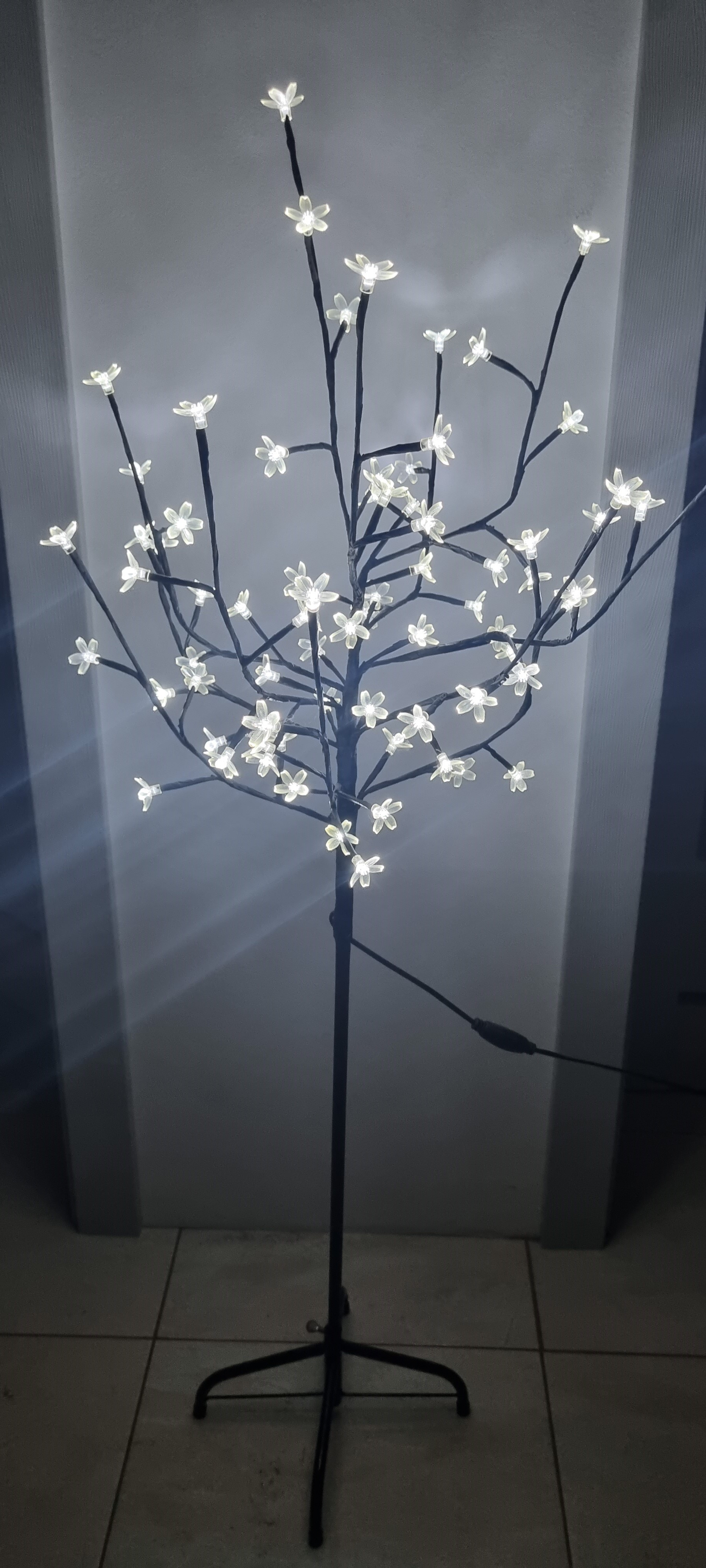 LED dekoratívny stromček so stojanom 120cm Studená biela
